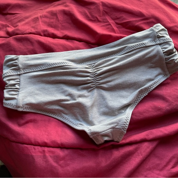 Athleta hipster bikini swim bittom size XS. SCRUNCHY back design and side fish. - Picture 5 of 7